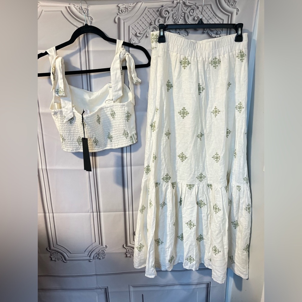 NEW (TWO PIRCE SET ) EMBROIDERED SKIRT AND TOP SIZE M
🚨NO DISCOUNT ON THIS SET - Picture 7 of 8